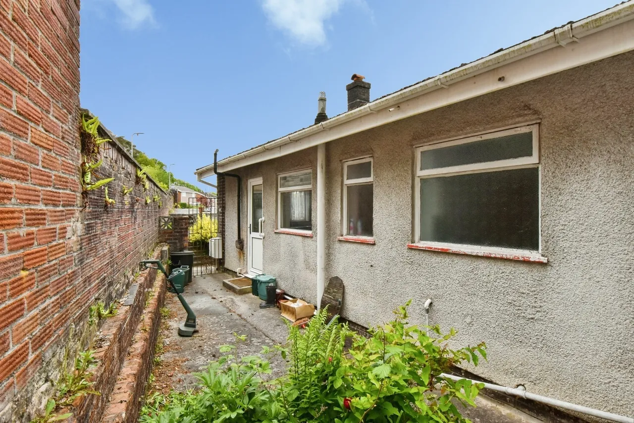 Fairoak, Betws, SA18, photo 18