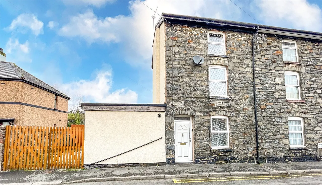 2 bed house for sale, Scotland Street, Llanrwst, LL26