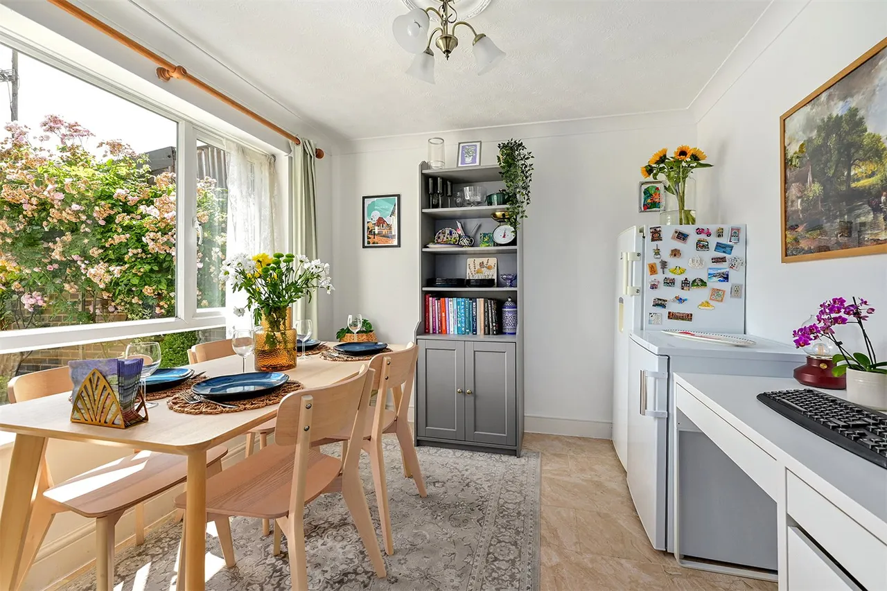 Longfield Road, Ash, Guildford, Surrey, GU12 6NA, photo 4