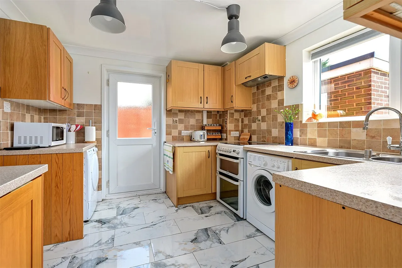 Longfield Road, Ash, Guildford, Surrey, GU12 6NA, photo 3
