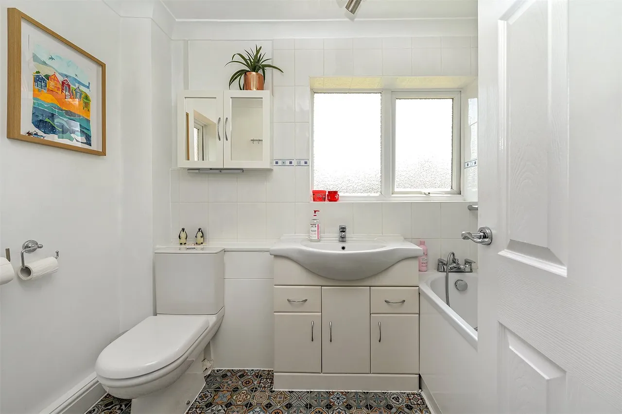 Longfield Road, Ash, Guildford, Surrey, GU12 6NA, photo 8