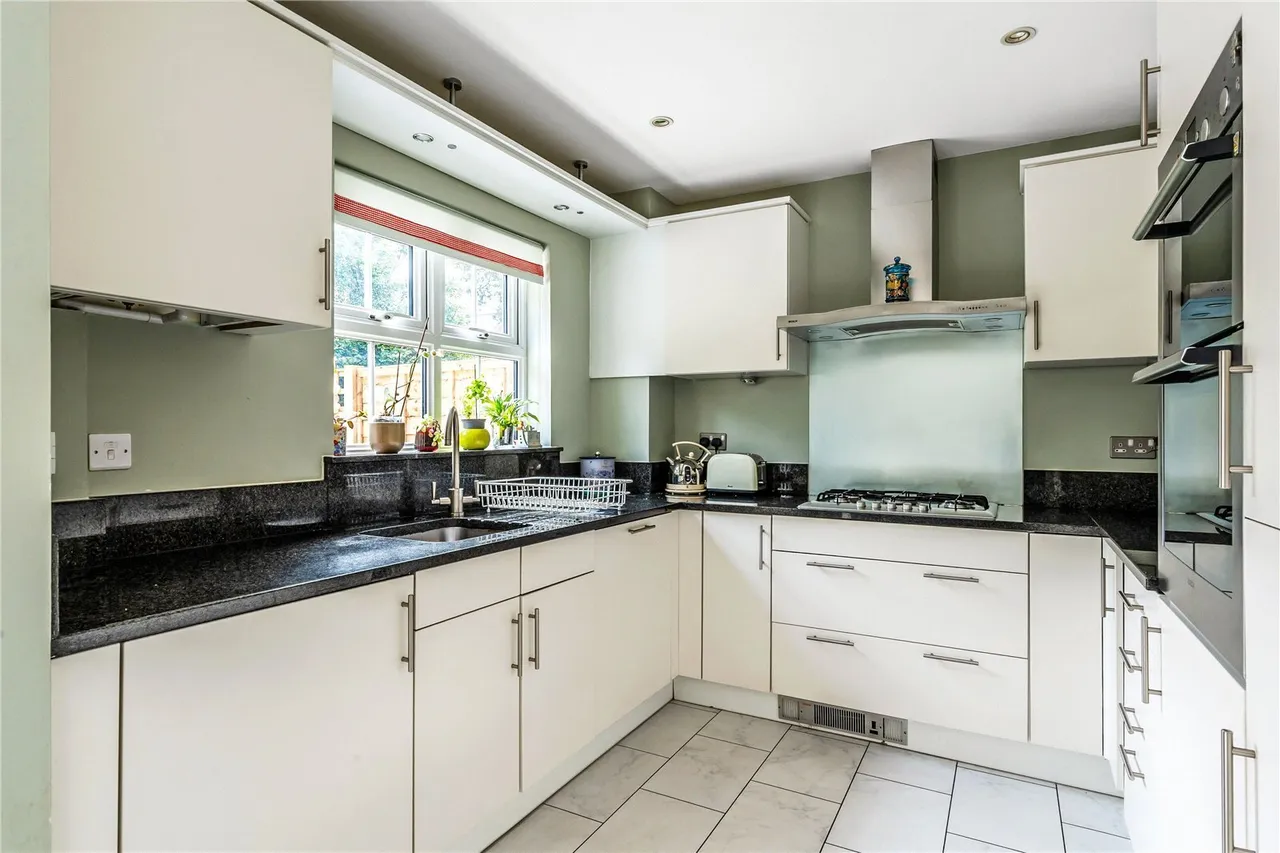 Fitzroy Place, Reigate, RH2, photo 2