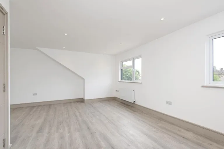 Hendon Way, London, NW2 2LX, photo 2