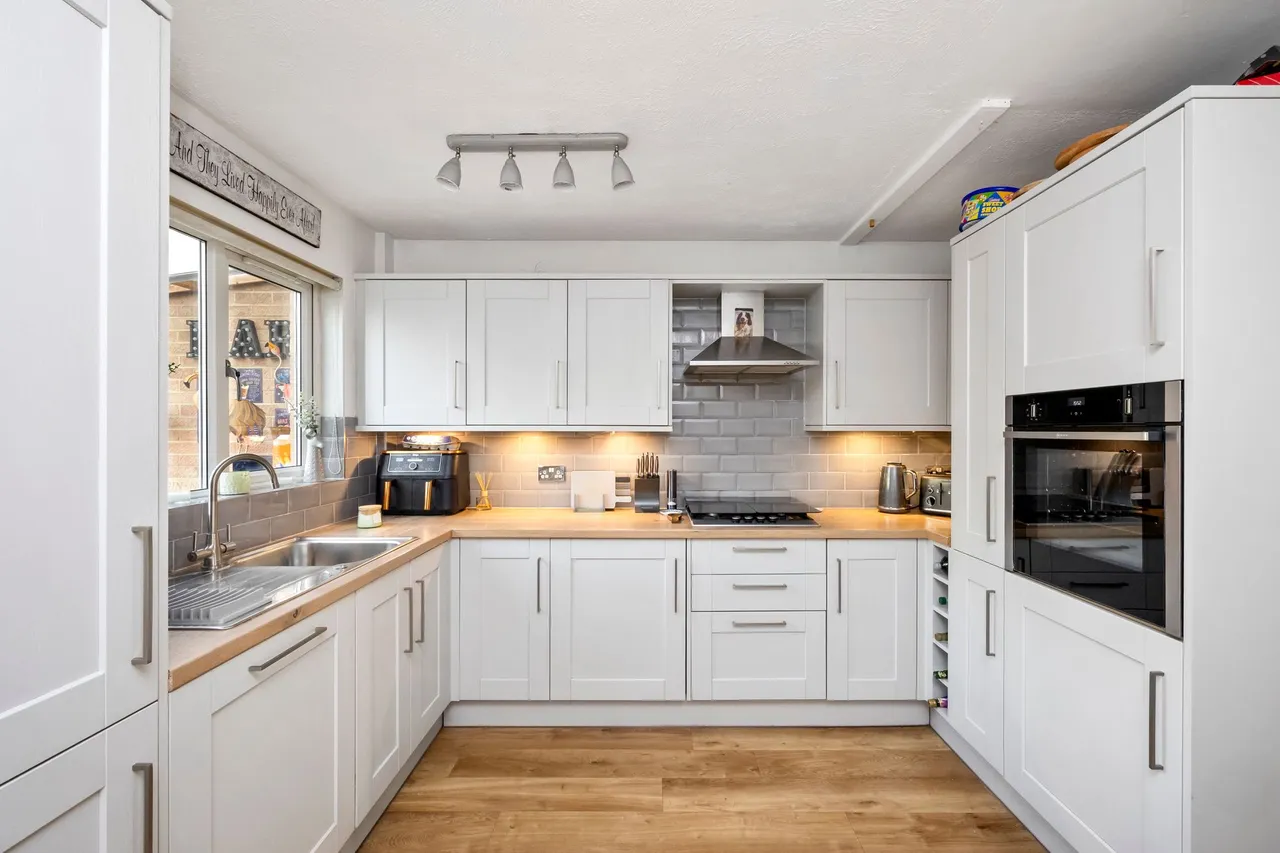 Charrington Way, Broadbridge Heath, RH12, photo 2