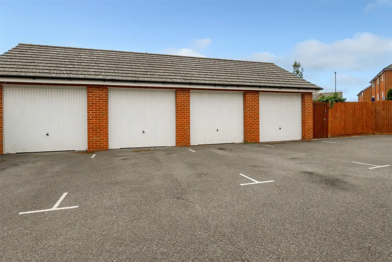 Thompson Grove, Littlehampton, photo 22