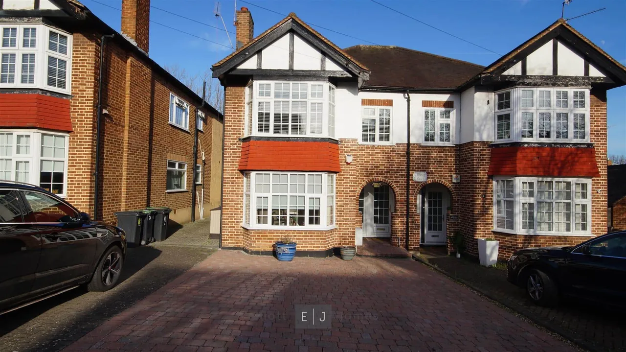 2 bed flat for sale — Sedley Rise, Loughton