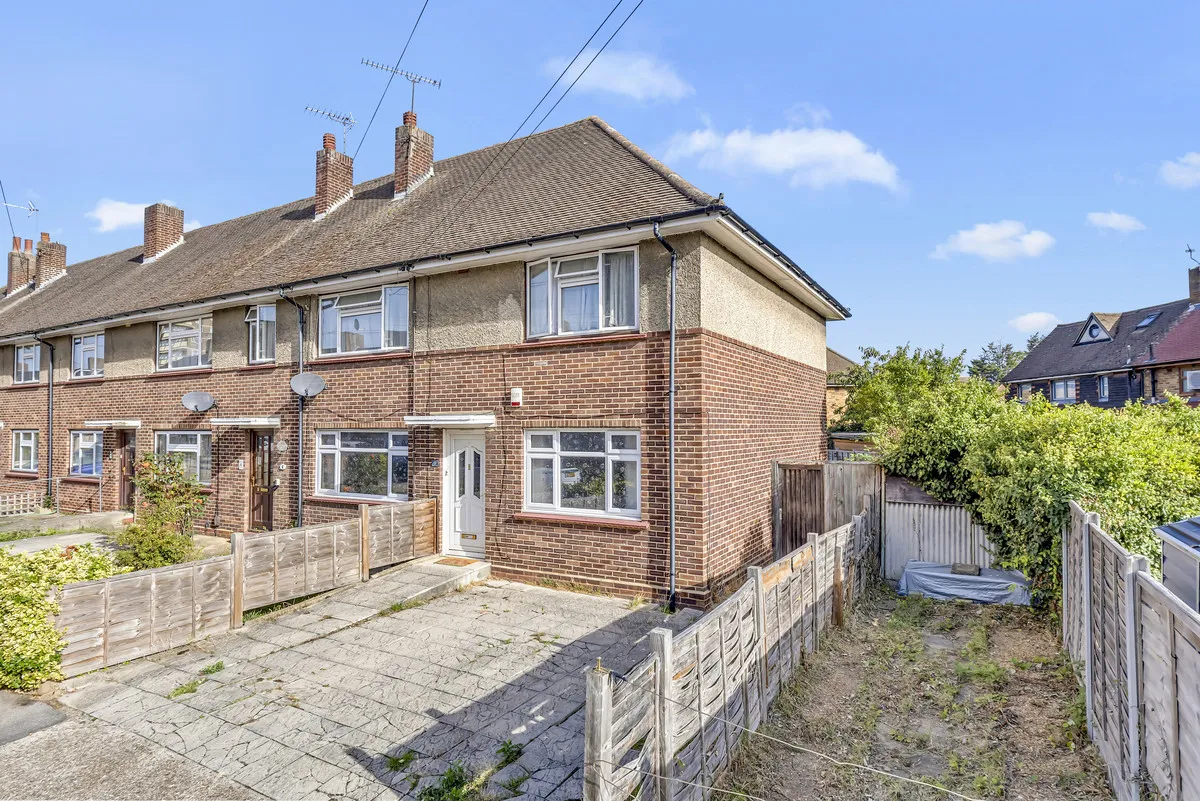 2 bed flat for sale, Chaucer Road, Romford, RM3