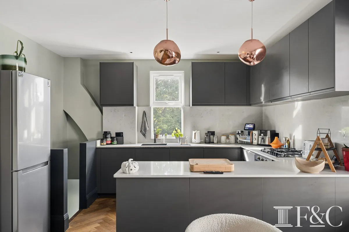 Kingsway, London, SW14, photo 2