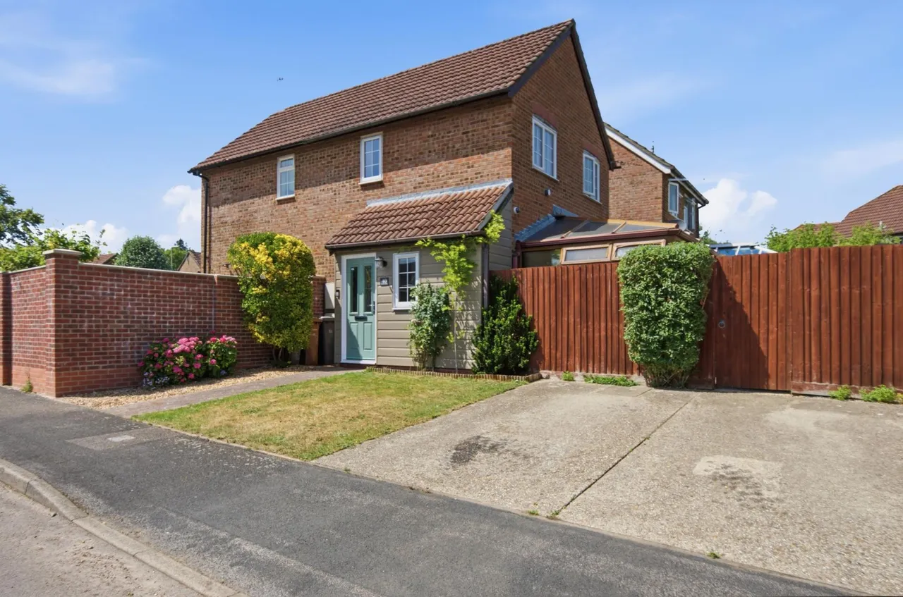 Swallowfields, Andover, photo 2