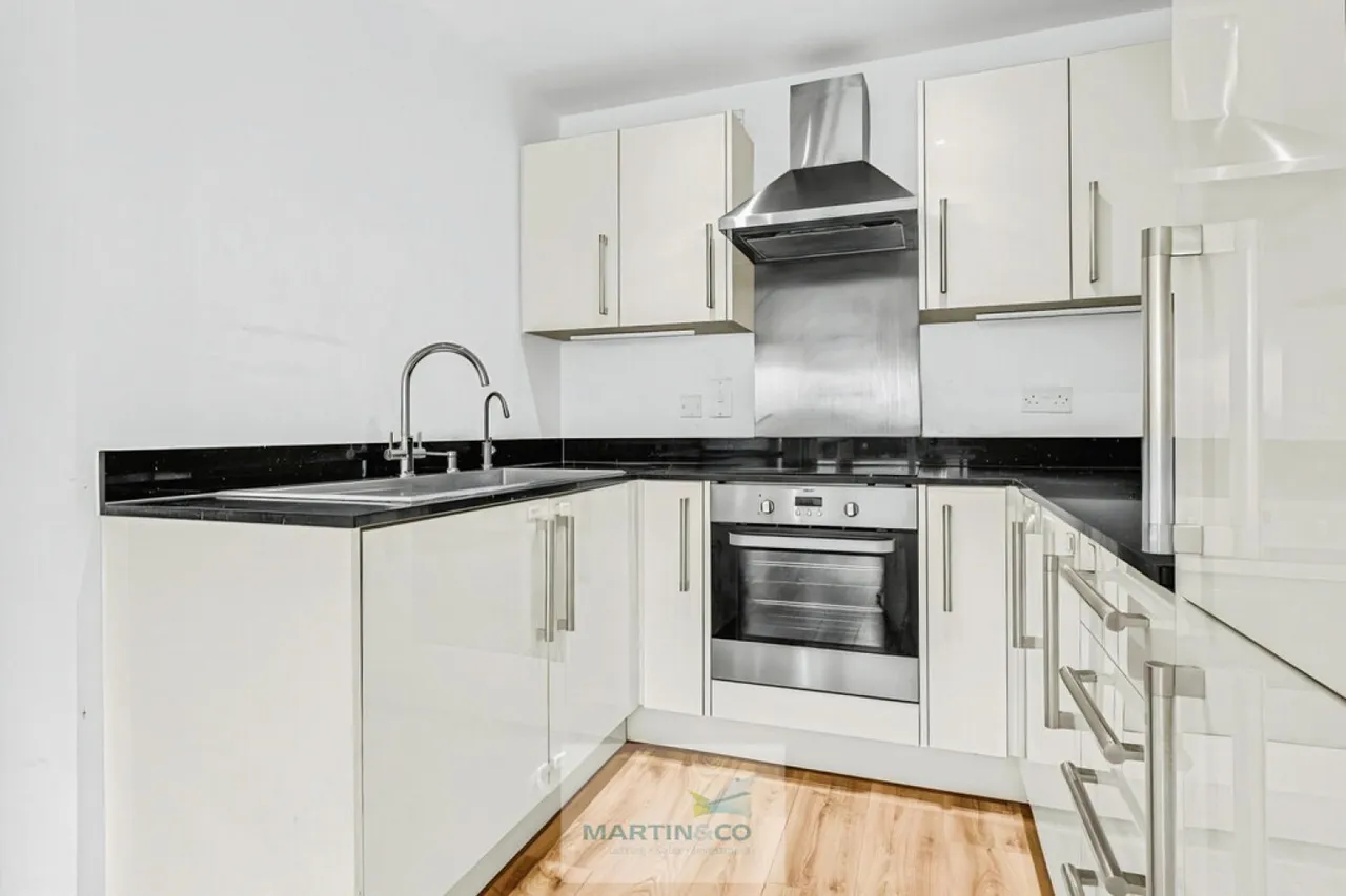 Marshgate Drive, SG13, photo 2