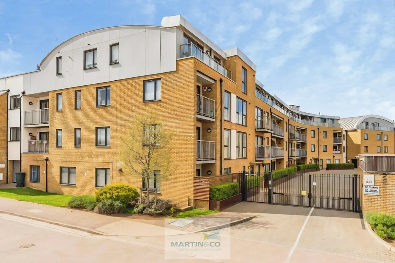 Marshgate Drive, SG13, photo 11