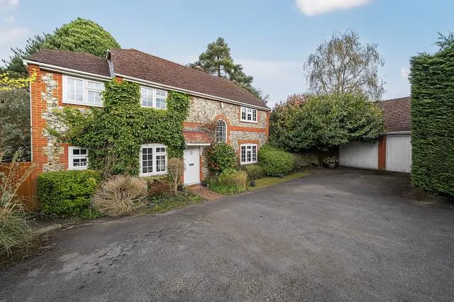 4 bed house for sale, Perry Way, Lightwater, GU18