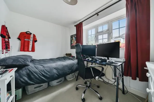 Perry Way, Lightwater, GU18, photo 9