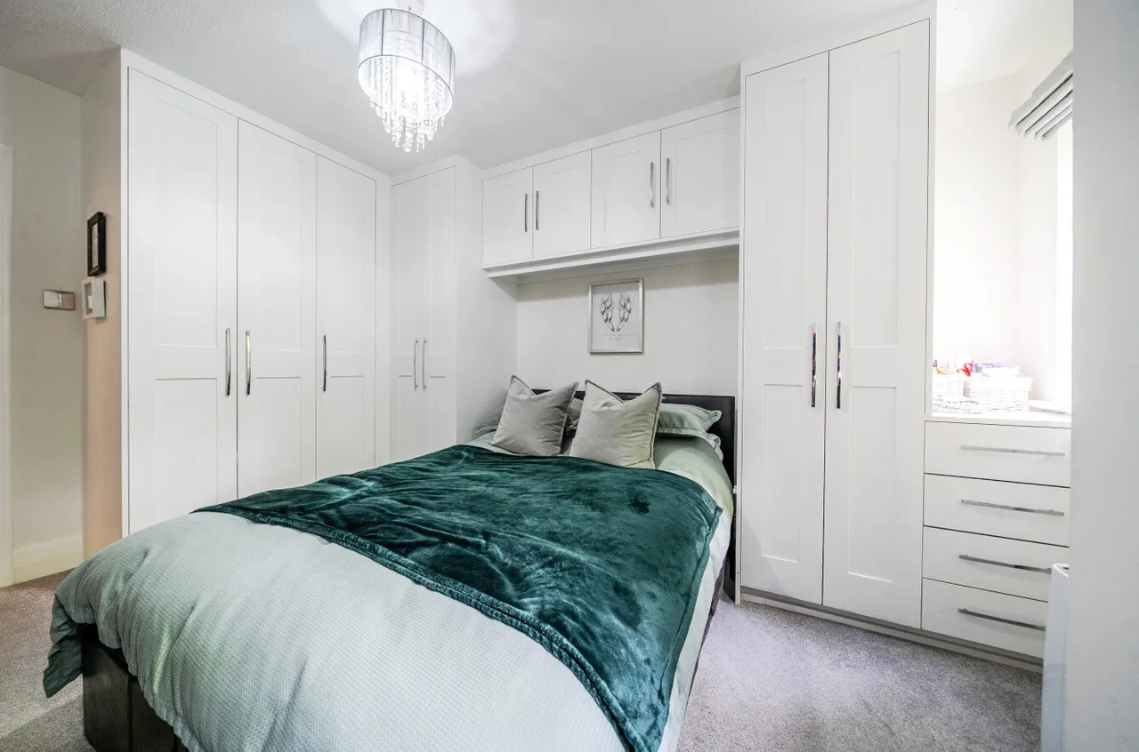 Ivy Drive, Lightwater, Surrey, GU18 5YT, photo 7