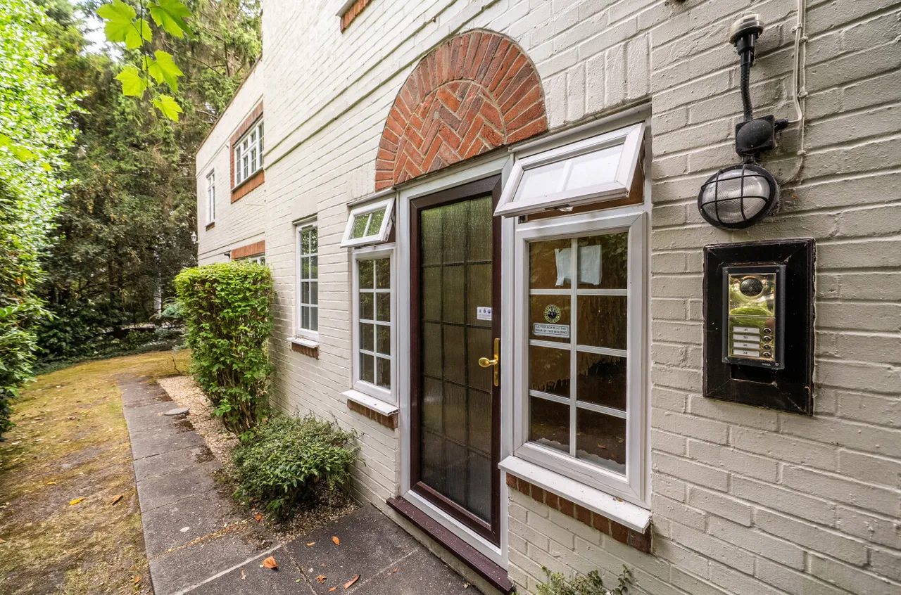 Ivy Drive, Lightwater, Surrey, GU18 5YT, photo 11