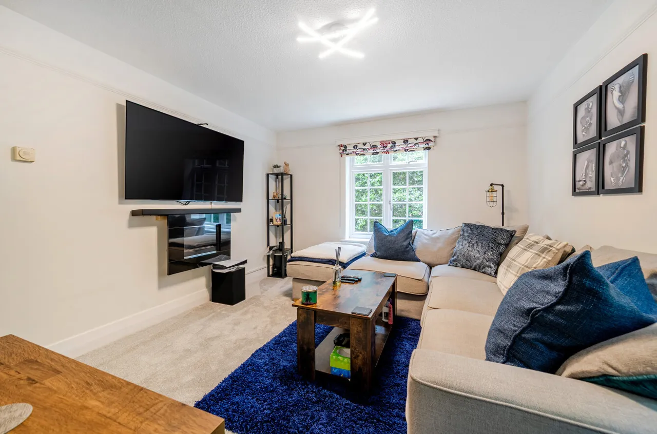 Ivy Drive, Lightwater, Surrey, GU18 5YT, photo 3