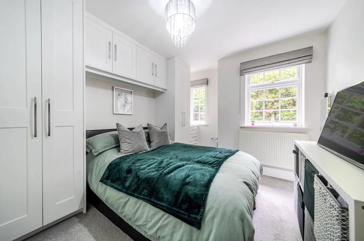 Ivy Drive, Lightwater, Surrey, GU18 5YT, photo 8