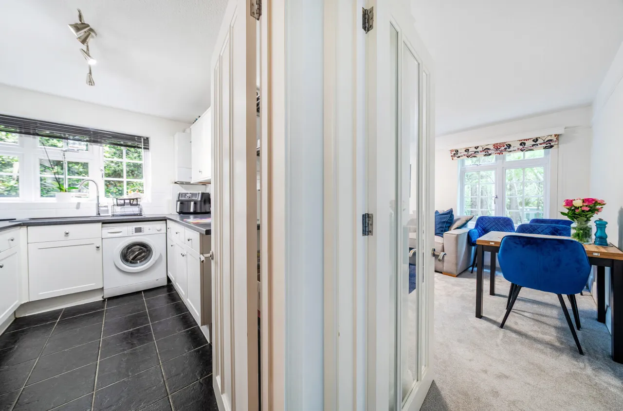 Ivy Drive, Lightwater, Surrey, GU18 5YT, photo 5