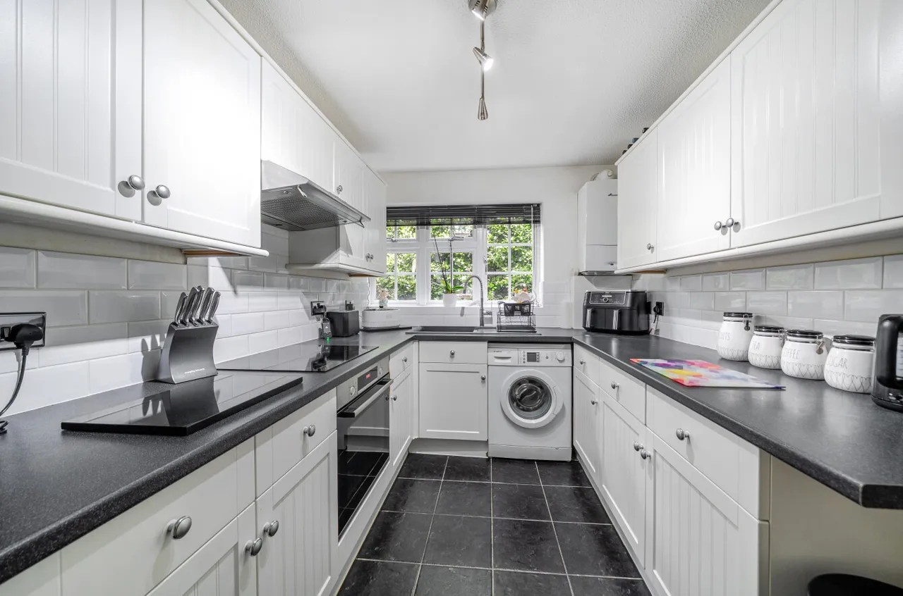 Ivy Drive, Lightwater, Surrey, GU18 5YT, photo 4
