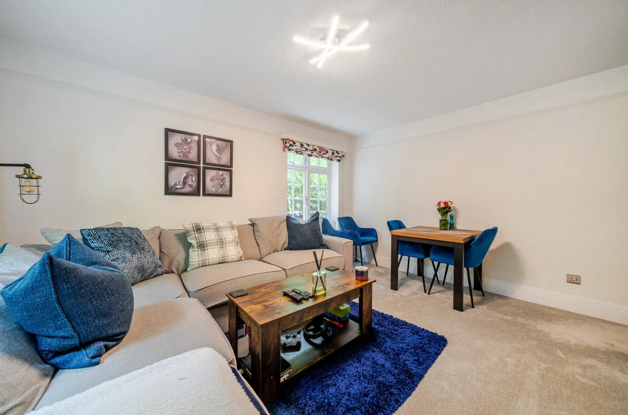 Ivy Drive, Lightwater, Surrey, GU18 5YT, photo 6