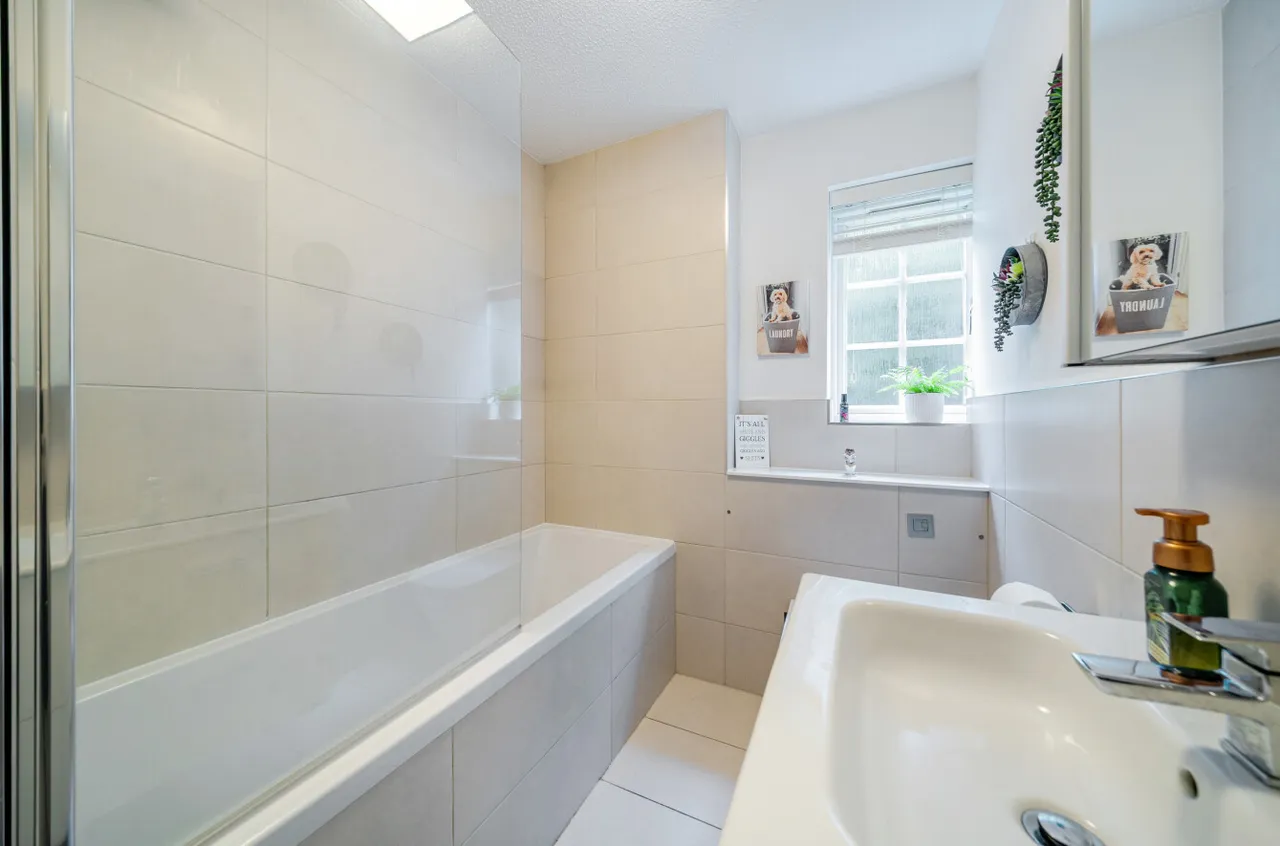 Ivy Drive, Lightwater, Surrey, GU18 5YT, photo 9
