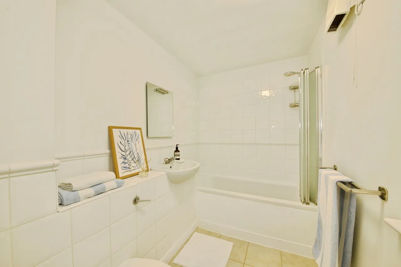Pickard Close, London, N14, photo 18