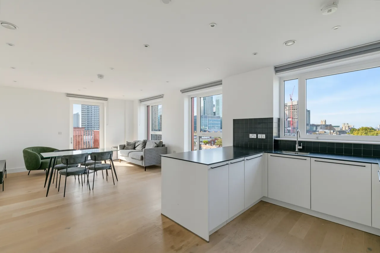 3 bed flat to rent, Escapade Place, London, E14