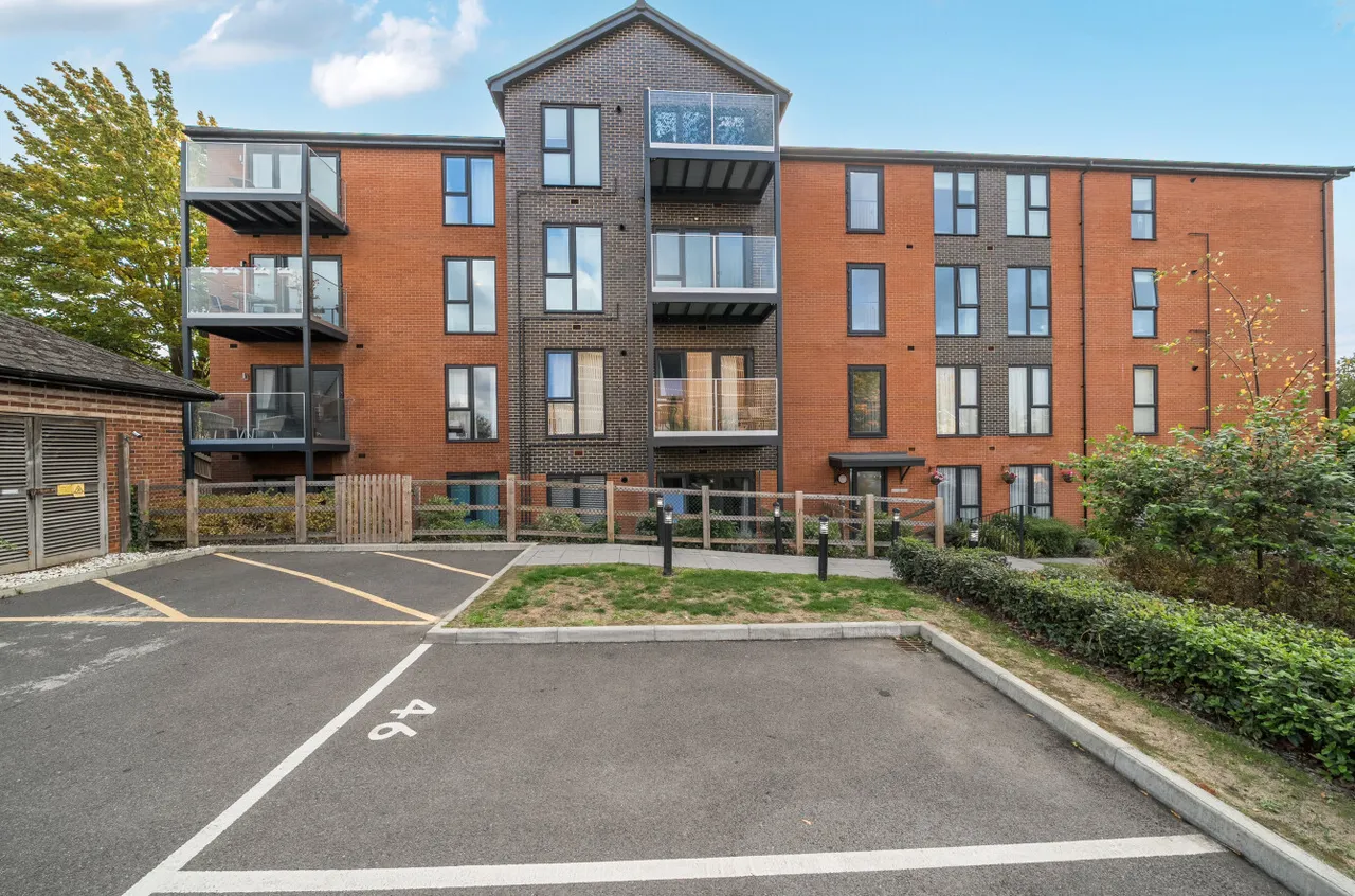3 bed flat for sale, Wellington Road, Wokingham, RG40