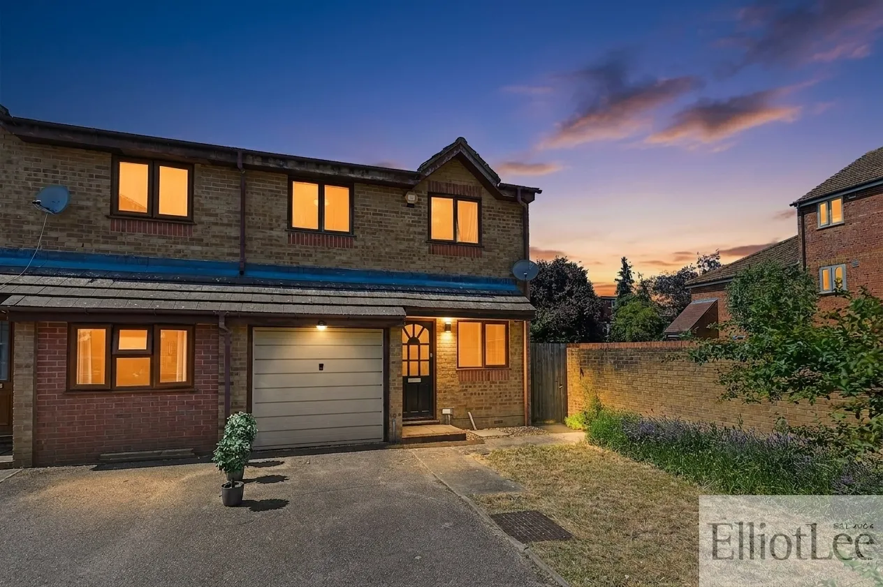 3 bed house for sale — Brindley Close, Wembley, HA0