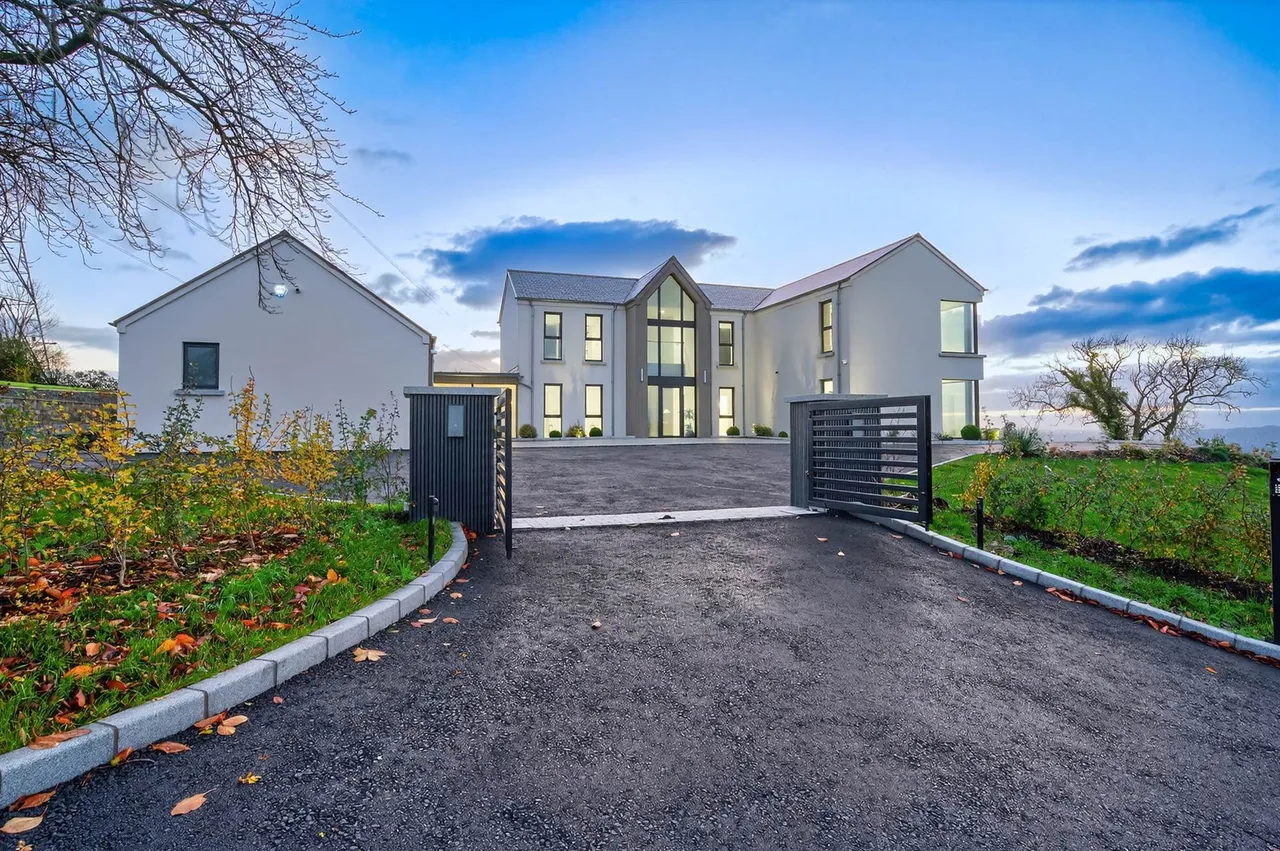 5 bed house for sale, Dows Road, Drumbo, BT8