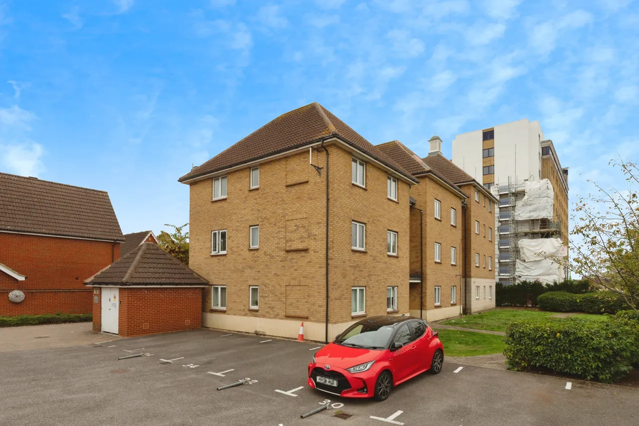 Royal Crescent, Ilford, IG2, photo 20