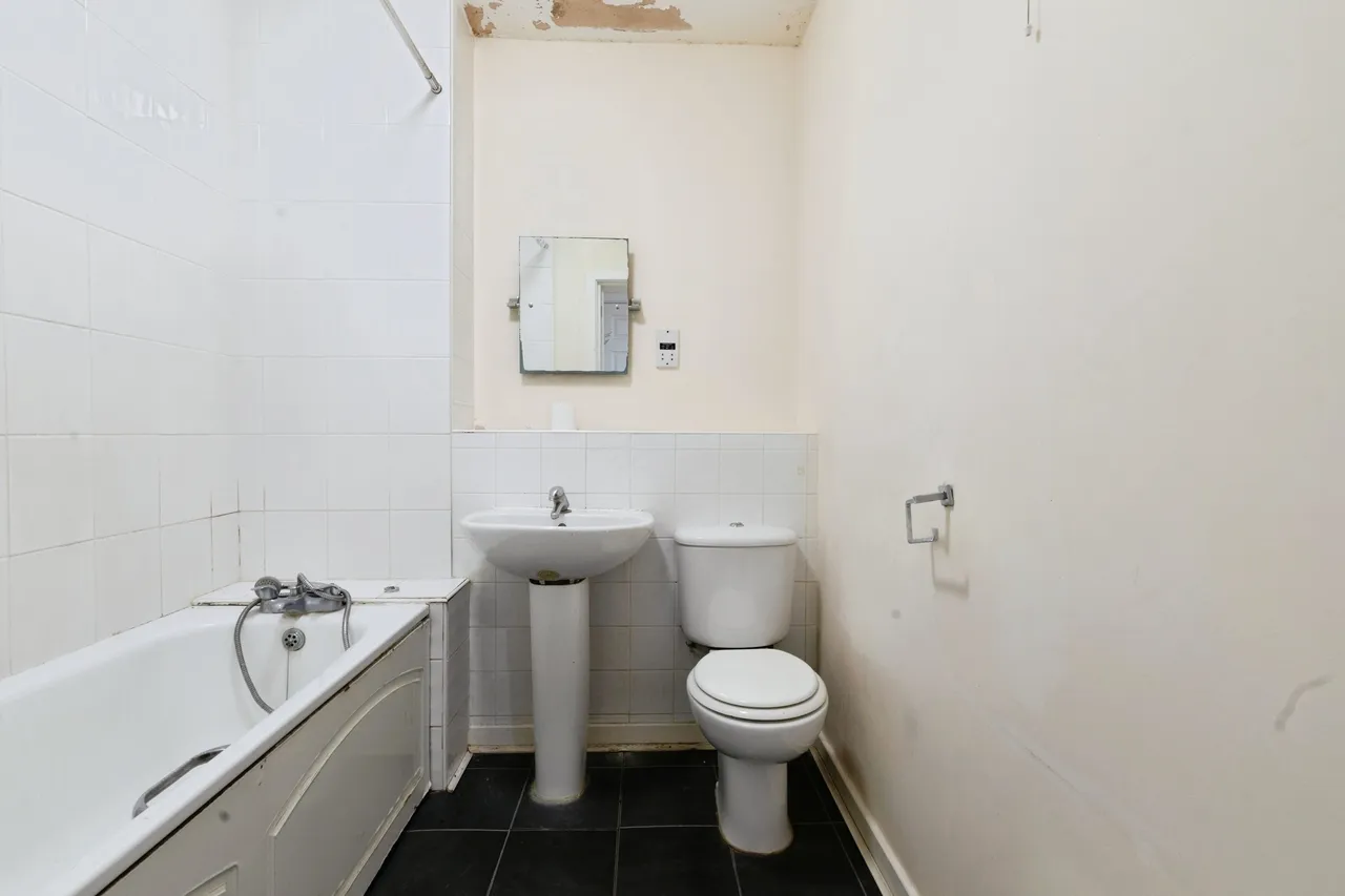 Royal Crescent, Ilford, IG2, photo 14