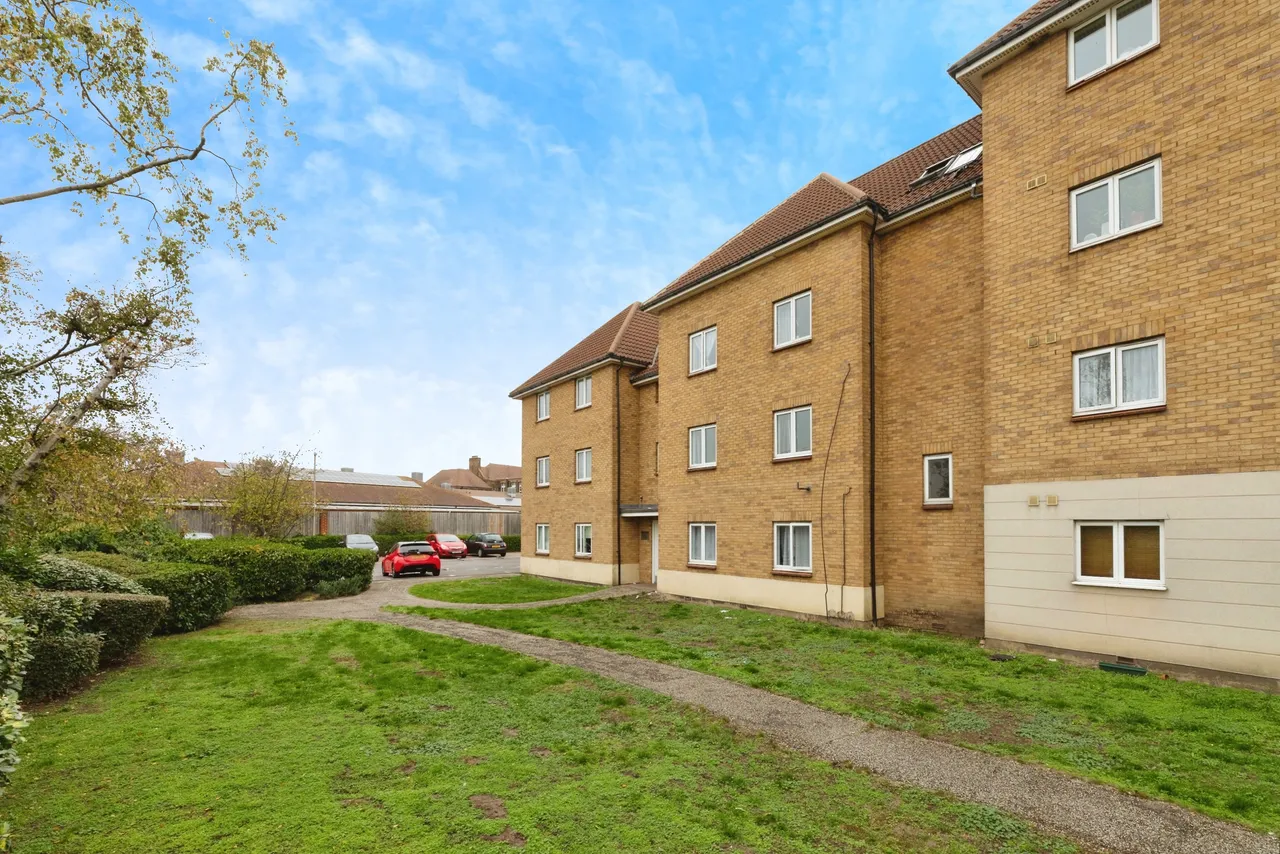 Royal Crescent, Ilford, IG2, photo 19