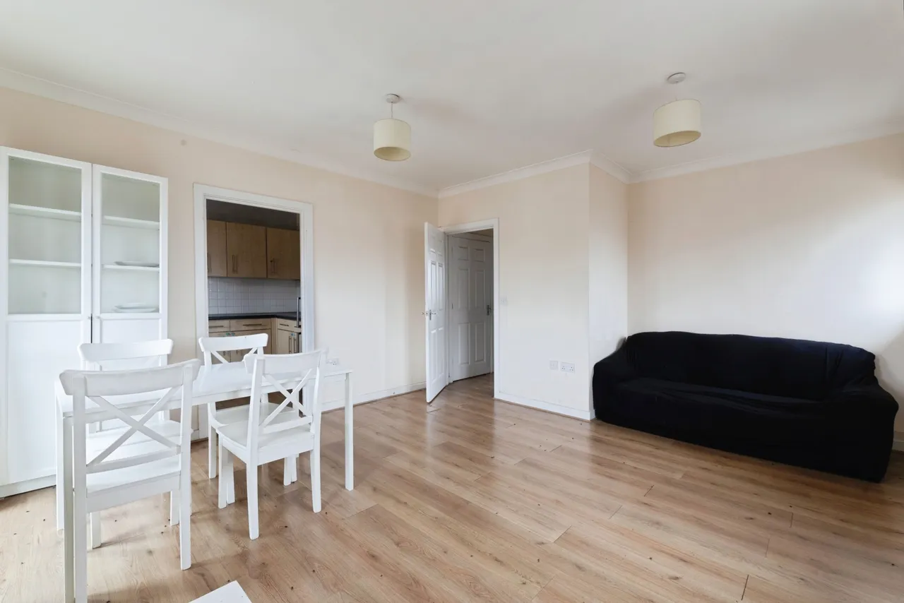 Royal Crescent, Ilford, IG2, photo 9
