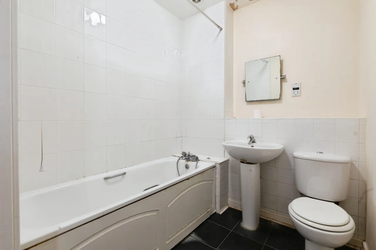 Royal Crescent, Ilford, IG2, photo 13