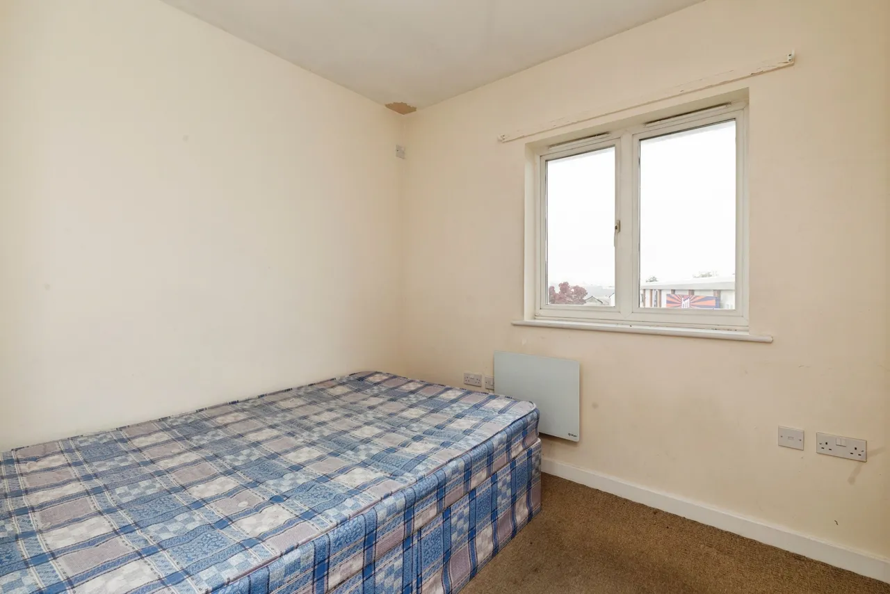 Royal Crescent, Ilford, IG2, photo 11