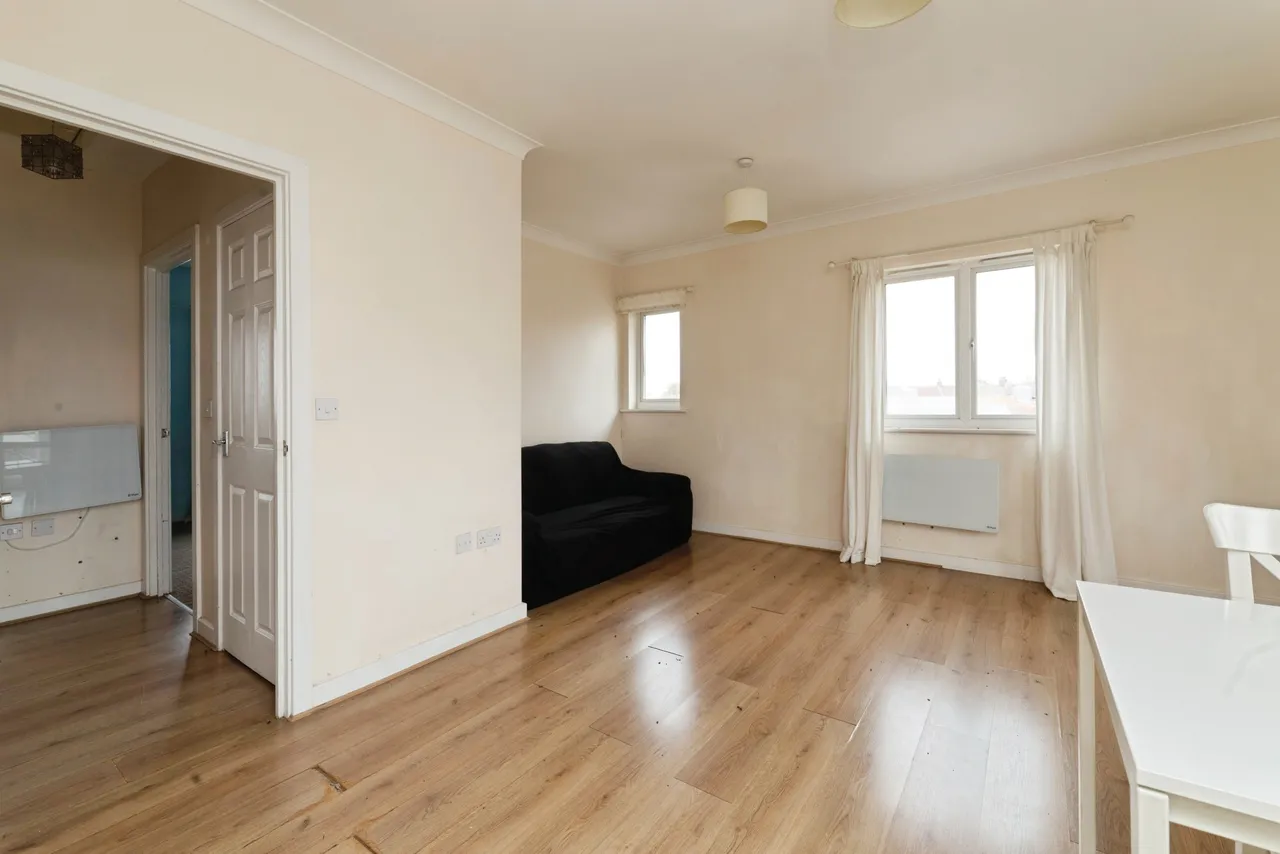 Royal Crescent, Ilford, IG2, photo 7