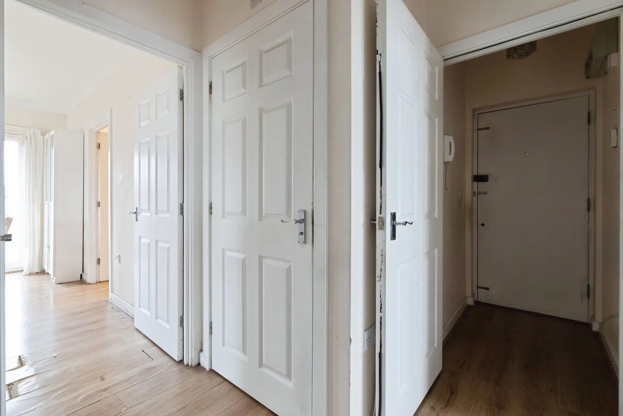 Royal Crescent, Ilford, IG2, photo 10
