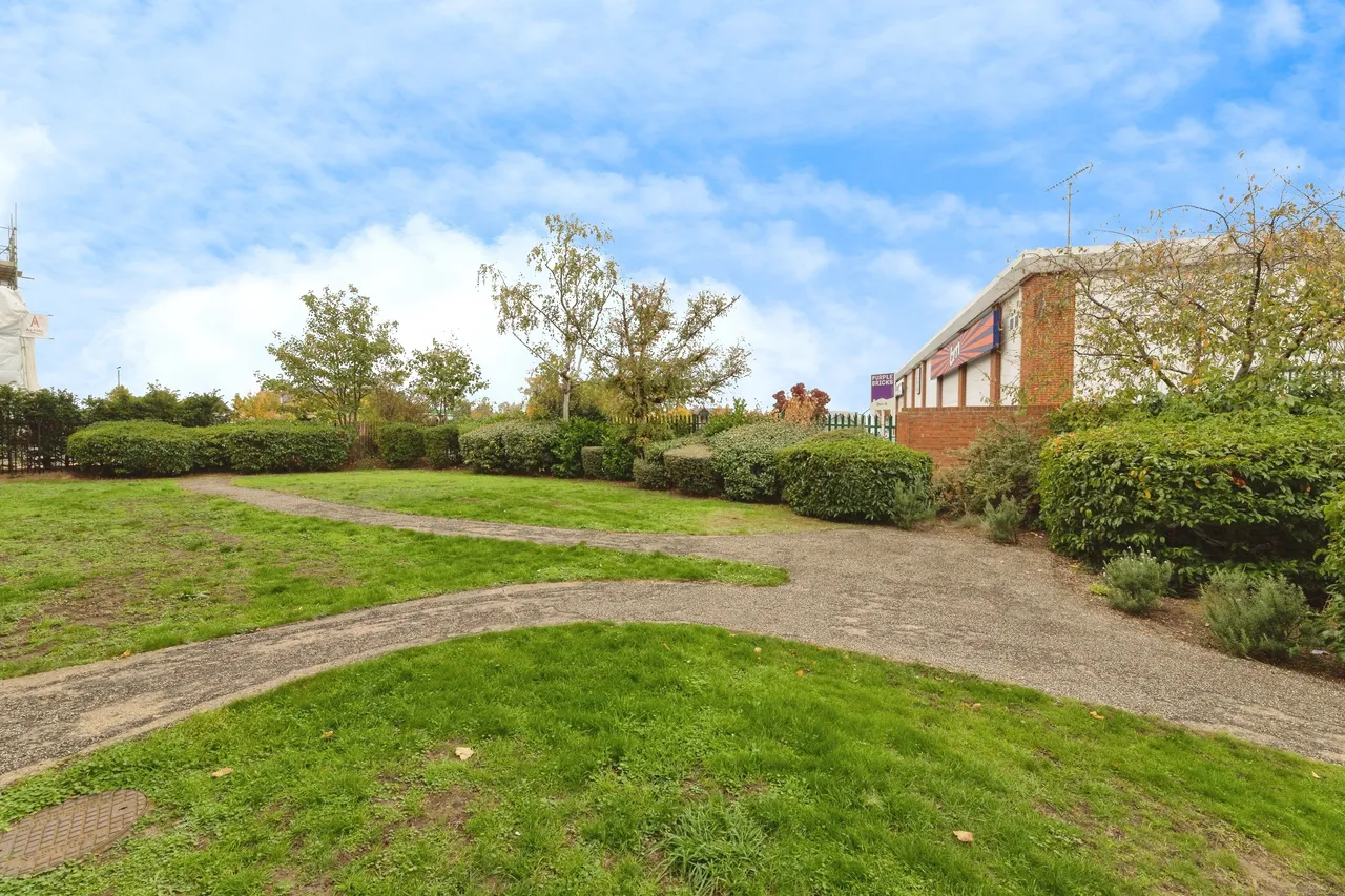 Royal Crescent, Ilford, IG2, photo 18