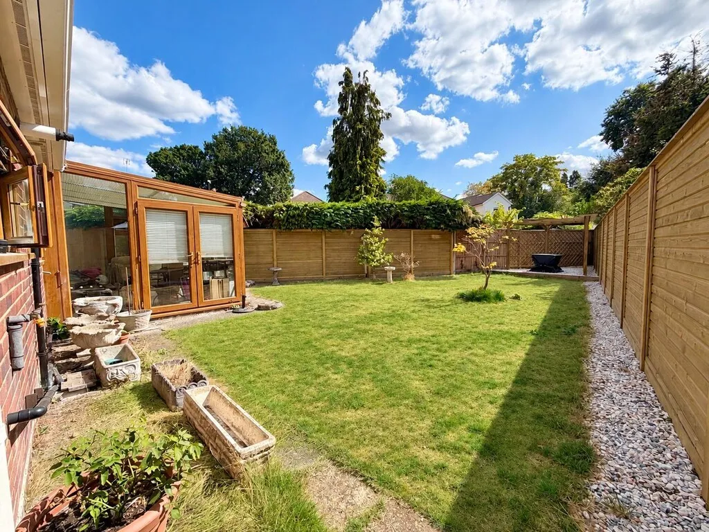White Acres Road, Mytchett, photo 15