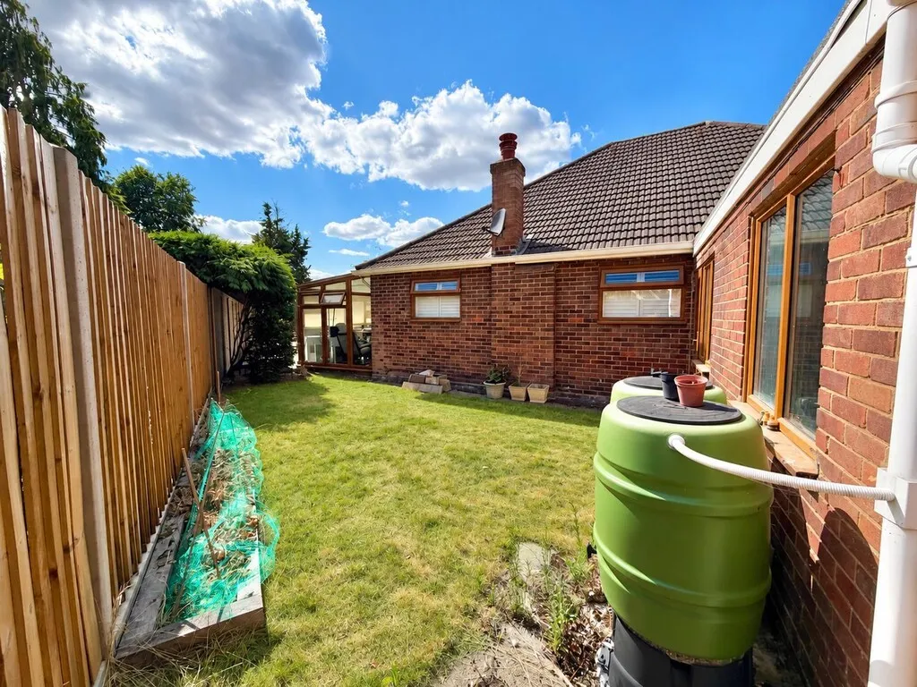 White Acres Road, Mytchett, photo 16