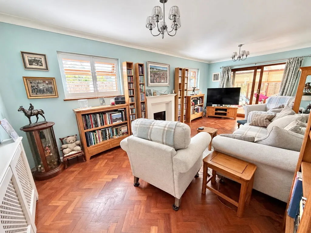 White Acres Road, Mytchett, photo 17
