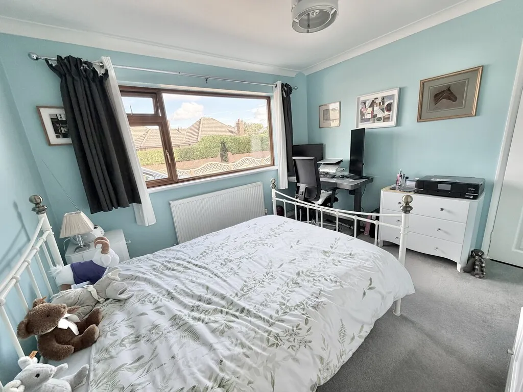 White Acres Road, Mytchett, photo 12