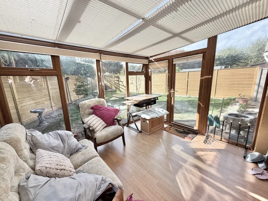 White Acres Road, Mytchett, photo 9