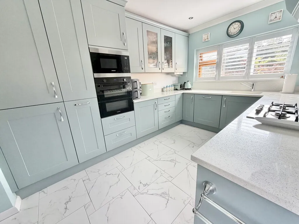 White Acres Road, Mytchett, photo 4