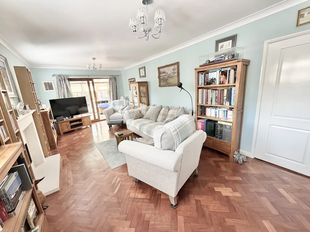 White Acres Road, Mytchett, photo 5