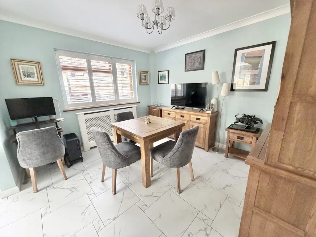 White Acres Road, Mytchett, photo 7