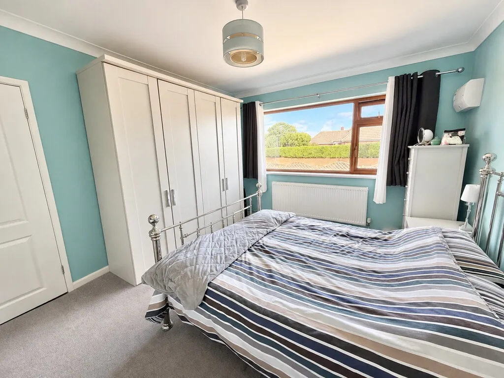 White Acres Road, Mytchett, photo 11