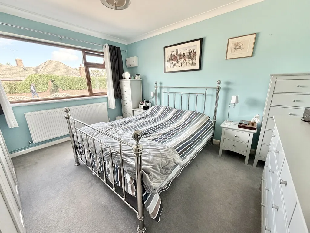 White Acres Road, Mytchett, photo 10