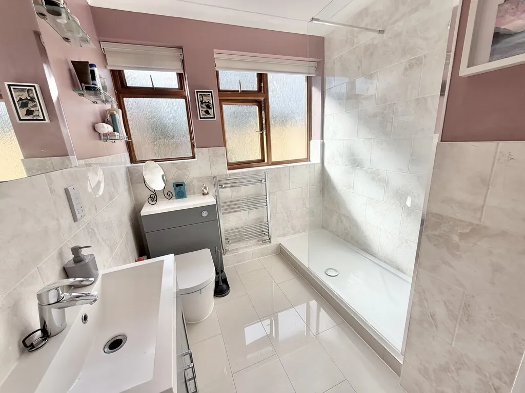 White Acres Road, Mytchett, photo 13